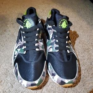 Nike Air Huarache NWOT